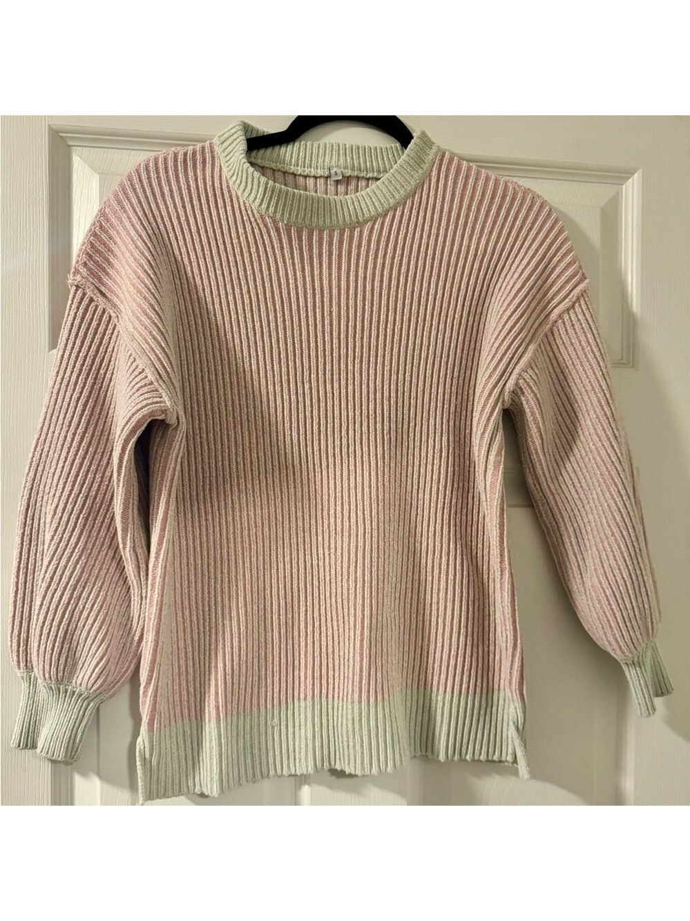 Fashion Women’s Cable Sweater - 100% Chenille, Size Small Item RH150A309 (NWOT)